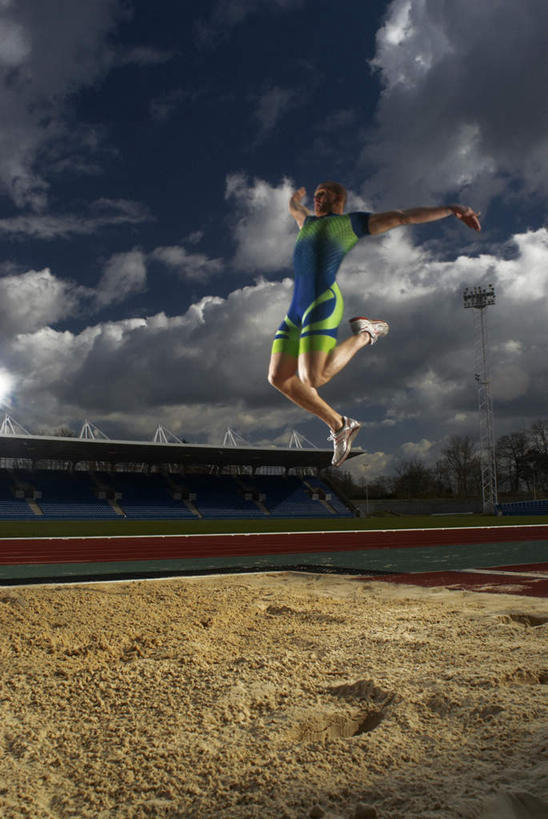 西方人,一个人,运动员,体育馆,运动场,跳,举,伸展双臂,竖图,室外,白天,仰视,运动服,运动鞋,锻炼,快乐,比赛,运动,竞争,跳远,草地,草坪,植物,鞋子,欧洲,欧洲人,仅一个男性,仅一个人,阴影,服装,光线,沙子,影子,田径,云,云朵,跑道,半空,云彩,注视,娱乐,体育场,草,树,树木,仅一个年轻男性,衣服,蓝色,绿色,白云,蓝天,天空,阳光,自然,天,观察,看,托,休闲,服饰,田径场,生长,晴朗,成长,观看,休闲鞋,察看,体育运动,衣着,穿着,关注,田径运动,塑胶跑道,运动馆,衣饰,体育,男人,男性,年轻男性,白种人,晴空,体育运动员,运动选手,敞开双臂,举起,举手,举着,伸开双臂,跳跃,向上举,向上伸,向上托,展开双肩,张开手臂,张开双臂,彩图,低角度拍摄,全身,健身,全天候田径运动跑道,急行跳远,运动装