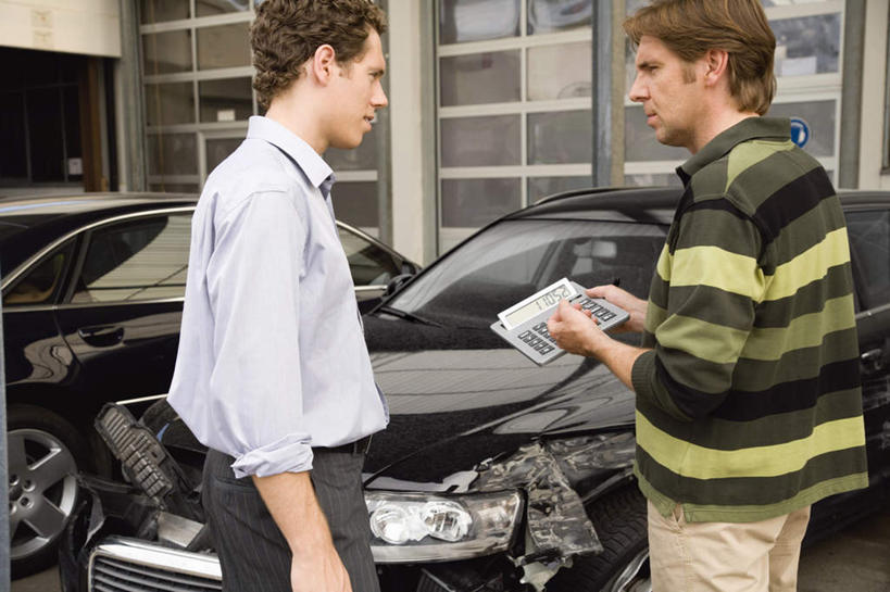 西方人,两个人,机修工,工厂,站,横图,室外,白天,侧面,计算器,车间,汽车,欧洲,欧洲人,握,服装,计算,科学,办公用品,拿,拿着,注视,休闲装,破坏,破损,维护,维修,修护,车,工人,衣服,交通工具,轿车,观察,看,站着,休闲,休闲服,握着,理财,财务,服饰,观看,损坏,察看,关注,数学,载具,男人,男性,年轻男性,中年男性,白种人,机械师,机修工人,站立,半身,彩图,制造厂