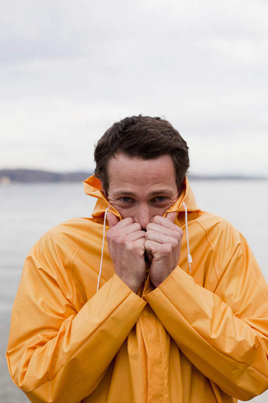 西方人,一个人,站,摸,竖图,室外,白天,正面,湖,湖泊,水,欧洲,欧洲人,仅一个男性,仅一个人,仅一个中年男性,躲藏,抚摸,阴影,光线,影子,湖面,水流,水面,云,云朵,云彩,注视,黄色,蓝色,白云,蓝天,天空,阳光,湖水,天,观察,看,站着,晴朗,观看,保暖,察看,隐藏,抖动,防寒,御寒,关注,雨衣,透气,防水,潜藏,冲锋服,冲锋衣,防潮,户外用品,颤抖,发抖,股栗,男人,男性,中年男性,白种人,晴空,触摸,接触,站立,半身,彩图