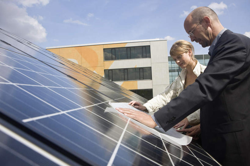 西方人,两个人,同事,商务人士,商务男性,商务女性,高楼大厦,站,说,横图,室外,白天,仰视,衬衫,讨论,成功,办公楼,合作,团队,集体,信心,大厦,建筑,摩天大楼,写字楼,欧洲,欧洲人,握,阴影,套装,环保,电力,光线,图纸,影子,云,云朵,设计图,电能,拿,云彩,拿着,注视,队伍,蓝色,白云,蓝天,天空,阳光,楼宇,天,观察,看,站着,商务楼,握着,能源,晴朗,观看,存储,回收,资源,察看,领导,成就,储存,关注,商务装,合伙,领袖,工程图,草图,蓝图,蓄电池,利用,工薪阶层,低碳,循环,干电池,蓄电,持续,太阳能电池,交流,男人,男性,女人,女性,中年男性,中年女性,白种人,白领,上班族,设计,晴空,沟通,讲话,交谈,商讨,说话,谈话,站立,半身,彩图,低角度拍摄,衬衣,大楼,高层建筑,高楼,摩天楼,电池