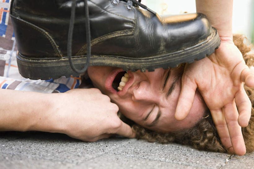 西方人,脸,头,脸颊,手,腿部,腿,两个人,躺,闭眼,横图,俯视,室外,特写,白天,鞋,鞋子,欧洲,欧洲人,双手,服装,皮革,踩,衣服,踩着,手部,服饰,衣着,穿着,痛苦,衣饰,欺负,欺凌,欺侮,欺压,侮辱,凌辱,陵暴,卧着,男人,男性,年轻男性,白种人,头部,脸部,脸蛋,面部,闭眼睛,闭着眼,闭着眼睛,躺着,卧,半身,彩图,高角度拍摄,皮鞋