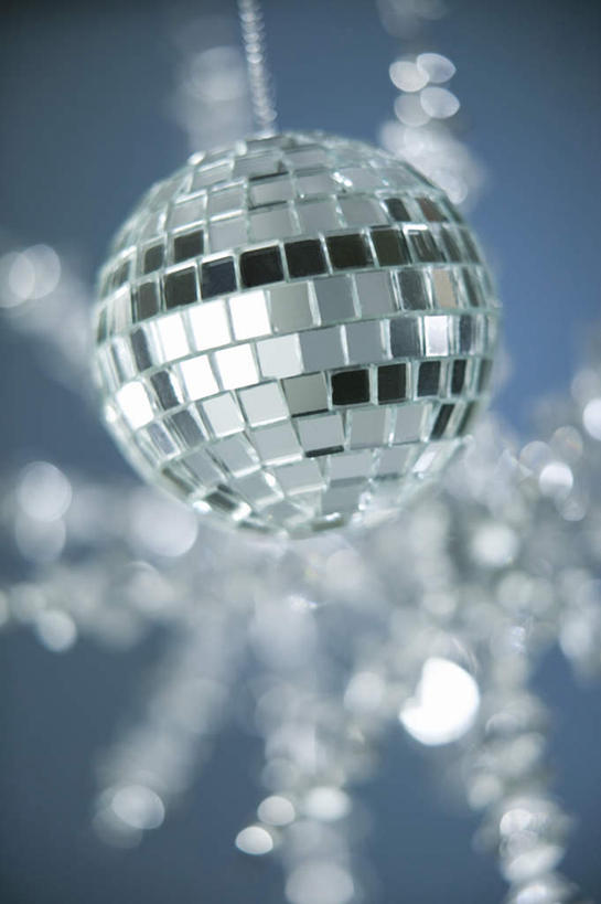 无人,竖图,室内,特写,白天,正面,静物,照明,吊挂,悬挂,朦胧,模糊,装饰,雪花,灯光,水晶,挂,灯,装饰品,装饰物,灯具,摄影,影棚,华丽,修饰,照亮,点缀,照明设备,饰物,衬托,美观,雅致,雅观,水晶制品,迪斯科球,迪斯科灯,镜面球,镜球,舞厅球,彩图,影棚拍摄,拍摄