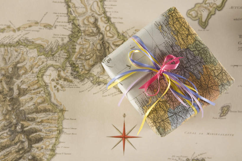 无人,横图,俯视,室内,特写,白天,旅游,探险,道路,地图,礼盒,礼物,阴影,装饰,反射,信息,丝绸,丝带,影子,纸盒,缎带,交通,方向,刺激,绸带,盒子,一个,包装盒,蝴蝶结,礼品盒,享受,休闲,礼品,单个,引导,指引,华丽,修饰,点缀,惊险,考察,衬托,美观,雅致,雅观,冒险,彩图,高角度拍摄,导航