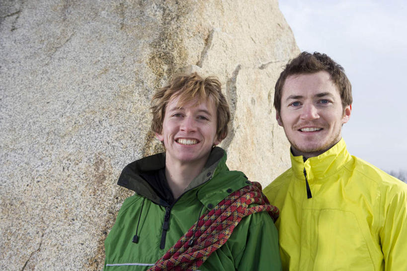 西方人,两个人,伙伴,朋友,站,笑,微笑,露齿笑,横图,室外,白天,正面,友谊,石头,欧洲,欧洲人,阴影,服装,光线,石子,影子,注视,衣服,蓝色,蓝天,天空,阳光,绳子,天,观察,看,站着,温暖,服饰,晴朗,观看,羽绒服,保暖,绳索,察看,御寒,关注,万里无云,冬装,友情,男人,男性,年轻男性,白种人,石块,岩石,晴空,晴空万里,站立,半身,彩图,登山绳,首绳,提升钢丝绳,提升绳,主绳