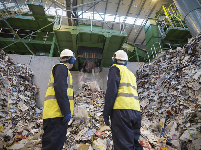 西方人,两个人,伙伴,朋友,机修工,栏杆,站,搬运,横图,俯视,室内,白天,工作服,制服,友谊,合作,团队,帽子,欧洲,欧洲人,握,环保,传输,扶手,头盔,拿,拿着,护栏,工人,安全帽,站着,战略,握着,运输,回收,传送带,资源,便利,传送,载具,记录板,传输带,利用,记事板,循环,联合,合谋,方便,废品回收站,工作制服,配合,协作,男人,男性,年轻男性,中年男性,白种人,机械师,机修工人,抬头,仰头,站立,半身,彩图,高角度拍摄,工作套服,安全服,反光背心,反光服,反光衣