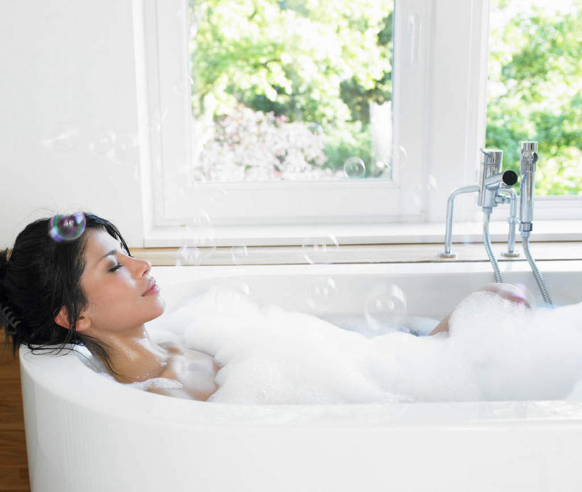 西方人,一个人,躺,闭眼,横图,室内,白天,侧面,洗澡,植物,窗户,卫生间,浴室,欧洲,欧洲人,仅一个年轻女性,仅一个女性,仅一个人,泡沫,水龙头,墙,干净,开关,玻璃窗,墙壁,墙面,树,树木,绿色,白色,自然,浴缸,打开,清洁,享受,健康,放松,保健,生长,成长,阀门,卫生,开启,卫浴设备,泡汤,水咀,水管装置,卧着,年轻女性,女人,女性,白种人,淋浴房,闭眼睛,闭着眼,闭着眼睛,躺着,卧,半身,彩图,沐浴,冲凉房,沐浴间,沐浴室