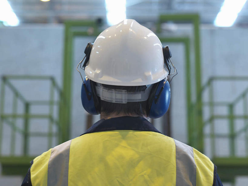 西方人,头,一个人,工厂,栏杆,站,横图,室内,特写,白天,工作服,制服,安全,帽子,照明,欧洲,欧洲人,仅一个男性,仅一个人,阴影,朦胧,模糊,反射,扶手,头盔,影子,灯光,防护,护栏,顶灯,灯,仅一个年轻男性,背面,安全帽,灯具,站着,耳罩,保护,照亮,照明设备,保险,隔音,耳套,保全,周全,安稳,安定,耳护,工作制服,平安,男人,男性,年轻男性,白种人,头部,站立,半身,彩图,工作套服,工地,制造厂