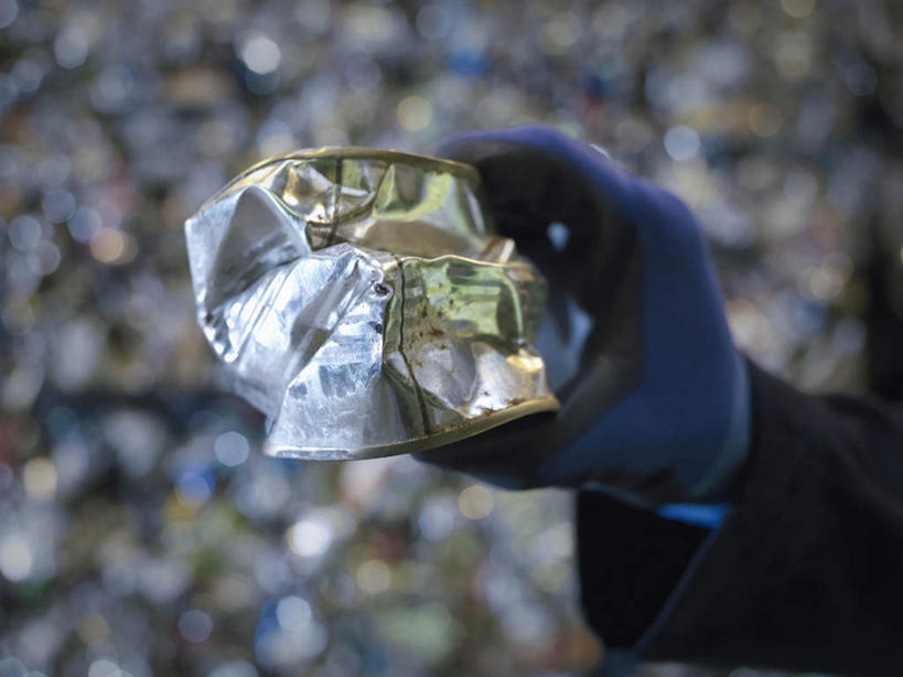 西方人,手,一个人,机修工,站,横图,室内,特写,白天,正面,工作服,制服,安全,金属制品,欧洲,欧洲人,仅一个男性,仅一个人,握,环保,朦胧,模糊,金属,包装,罐子,防护,拿,拿着,饮料,工人,仅一个年轻男性,容器,手套,站着,手部,握着,易拉罐,保护,单手,回收,资源,保险,利用,循环,保全,周全,安稳,安定,防护手套,废品回收站,工作制服,平安,男人,男性,年轻男性,白种人,机械师,机修工人,站立,半身,彩图,工作套服