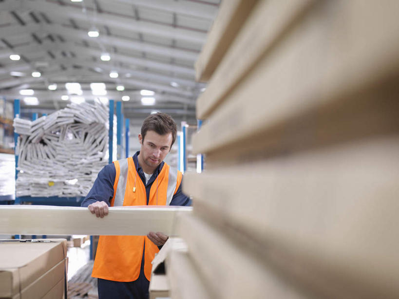 西方人,一个人,机修工,工厂,站,横图,室内,白天,正面,工作服,制服,照明,欧洲,欧洲人,仅一个男性,仅一个人,仅一个中年男性,许多,握,朦胧,模糊,木材,灯光,注视,吊灯,灯,木柴,工人,灯具,低头,观察,看,站着,握着,木料,观看,照亮,察看,照明设备,关注,工作制服,男人,男性,中年男性,白种人,机械师,机修工人,站立,半身,彩图,工作套服,工地,制造厂,安全服,反光背心,反光服,反光衣