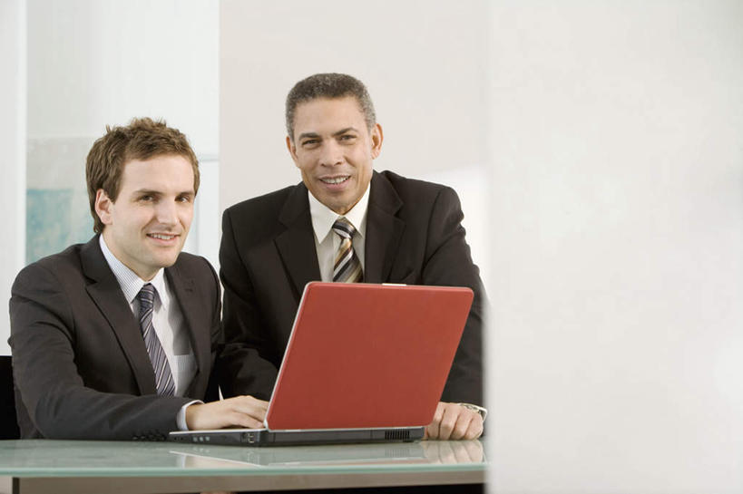 西方人,两个人,同事,商务人士,商务男性,站,坐,笑,微笑,露齿笑,横图,室内,白天,正面,衬衫,成功,合作,团队,集体,信心,桌子,欧洲,欧洲人,敲打,套装,服装,神话,办公桌,墙,领带,注视,休闲装,文化,输入,队伍,墙壁,墙面,衣服,白色,打字,观察,看,站着,休闲,休闲服,服饰,观看,点击,敲击,察看,领导,象征,庄重,成就,关注,传说,商务装,身份,合伙,领袖,工薪阶层,希腊神话,正式,地位,贞洁,狄安娜,狩猎女神,女性美,阿耳忒弥斯,贞洁处女,阿波罗萨,月亮女神,按键,男人,男性,中年男性,白种人,白领,上班族,站立,坐着,半身,彩图,衬衣