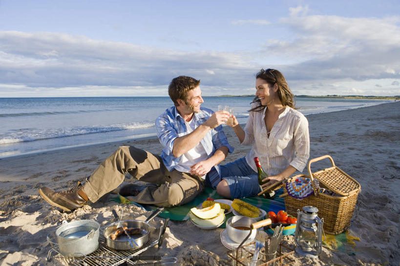 葡萄酒,西方人,中年人,两个人,家庭,夫妻,坐,笑,微笑,露齿笑,横图,室外,白天,正面,爱情,烹饪,烧烤,奢侈,快乐,海浪,海洋,沙滩,杯子,厨具,金属制品,欧洲,欧洲人,握,阴影,服装,庆祝,光线,金属,高脚杯,锅子,篮子,沙子,影子,陶瓷,海岸,浪花,水平线,云,云朵,辽阔,香肠,烤架,陶瓷制品,腊肠,海平线,沙地,烤肉,浪漫,拿,云彩,拿着,扭头,注视,休闲装,锅,玻璃制品,酒,饮料,衣服,蓝色,白云,蓝天,天空,阳光,海水,酒杯,容器,碗,香槟,天,干杯,观察,看,碰杯,转头,休闲,广阔,温暖,温馨,一家人,休闲服,铁架,恩爱,交际,友好,诱惑,握着,恋人,服饰,晴朗,锅具,观看,储藏,一望无际,庆贺,和睦,察看,储存,关注,礼仪,敬酒,海景,香槟杯,烹饪用具,劝酒,食物篮,气泡酒,起泡酒,汽酒,无边无际,一马平川,德式香肠,男人,男性,女人,女性,中年男性,中年女性,白种人,夫妇,情侣,玻璃杯,烹调用具,大海,风浪,海,海水的波动,海滩,近岸浪,涌浪,晴空,烹调,坐着,彩图,全身,高兴,欢笑,伴侣,融洽,水天相接,水天一线,贮存,野餐篮