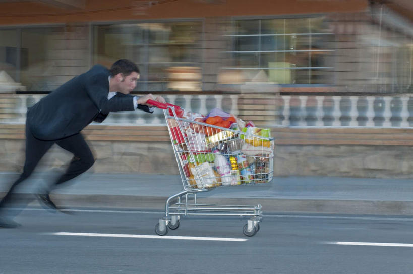 西方人,一个人,商务人士,商务男性,家,拉,推,横图,室外,白天,侧面,衬衫,道路,路,公路,购物车,欧洲,欧洲人,仅一个男性,仅一个人,仅一个中年男性,一堆,许多,奔驰,堆叠,堆积,套装,服装,朦胧,模糊,房屋,屋子,公寓,分界线,停车线,交通,注视,休闲装,洋房,楼房,住宅,车,衣服,手推车,奔跑,观察,看,休闲,休闲服,菱角,服饰,观看,堆,车行道,车行道分界线,察看,便利,存放,关注,载具,标线,商务装,工薪阶层,车行线,快捷,方便,寄存,寄放,暂存,芰实,菱实,乌菱,男人,男性,中年男性,白种人,白领,上班族,马路,半身,彩图,衬衣,房子