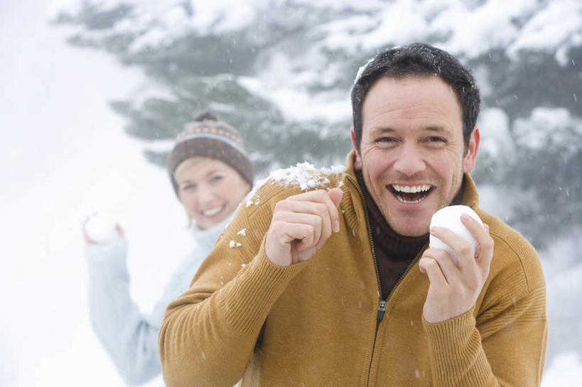 西方人,中年人,两个人,家庭,夫妻,站,笑,微笑,露齿笑,横图,室外,白天,正面,毛衣,爱情,游戏,树林,雪,植物,雾,大雪,帽子,欧洲,欧洲人,握,朦胧,模糊,积雪,雪景,冬季,冬天,浪漫,拿,玩,拿着,注视,娱乐,树,树木,绿色,自然,观察,看,站着,休闲,温暖,温馨,一家人,恩爱,寒冷,握着,恋人,生长,成长,观看,活动,迷雾,和睦,察看,发泄,关注,消遣,智力,线衫,打雪仗,宣泄,棉帽,严寒,男人,男性,女人,女性,中年男性,中年女性,白种人,夫妇,情侣,大雾,玩耍,嬉戏,站立,半身,彩图,绒衣,套衫,套头毛衣,线衣,雪仗,伴侣,融洽