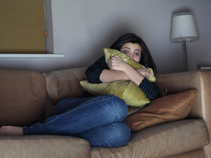 西方人,一个人,客厅,坐,抱,横图,室内,白天,正面,靠垫,沙发,台灯,照明,欧洲,欧洲人,仅一个年轻女性,仅一个女性,仅一个人,阴影,服装,裤子,反射,影子,灯光,靠枕,注视,牛仔裤,休闲装,灯,衣服,灯具,垫子,枕头,观察,看,休闲,休闲服,服饰,抱着,观看,害怕,照亮,察看,起居室,搂着,照明设备,胆怯,关注,布艺沙发,畏惧,客堂,年轻女性,女人,女性,白种人,搂,搂抱,坐着,半身,彩图