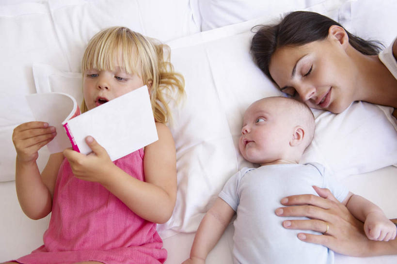 西方人,婴儿,儿童,三个人,家庭,母亲,女儿,躺,闭眼,睡,横图,俯视,室内,白天,婴儿服装,纯洁,床,靠垫,卧室,书籍,欧洲,欧洲人,一本,阴影,服装,反射,影子,双人床,床单,靠枕,扭头,注视,休闲装,被子,小孩,衣服,粉色,白色,垫子,枕头,观察,看,张嘴,转头,休闲,温暖,温馨,母女,一家人,休闲服,可爱,母爱,童年,童趣,服饰,观看,好奇,和睦,察看,被单,关注,宝宝,张大嘴巴,童真,烂漫,无邪,呵欠,卧着,天真,年轻女性,女孩,女人,女性,白种人,孩子,年轻人,书,图书,张开嘴,闭眼睛,闭着眼,闭着眼睛,困,困觉,寝息,睡觉,躺着,卧,半身,彩图,高角度拍摄,婴儿服,睡房,卧房,融洽,女生