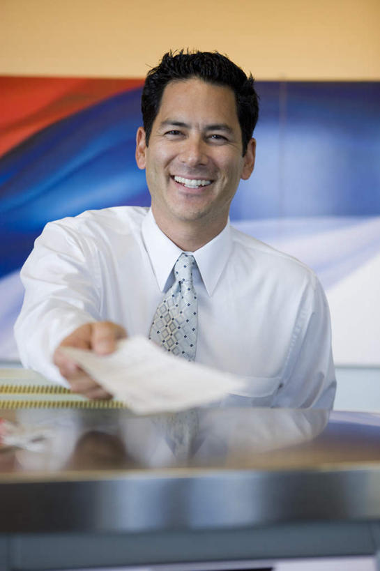 东方人,一个人,商务人士,商务男性,机场,站,笑,微笑,露齿笑,竖图,室内,白天,正面,衬衫,飞机场,亚洲,仅一个男性,仅一个人,仅一个中年男性,握,阴影,套装,朦胧,模糊,反射,影子,领带,注视,黄种人,柜台,观察,看,站着,握着,观看,察看,象征,庄重,关注,商务装,身份,工薪阶层,正式,地位,票子,男人,男性,中年男性,亚洲人,白领,上班族,航空站,空港,站立,半身,彩图,衬衣,机票