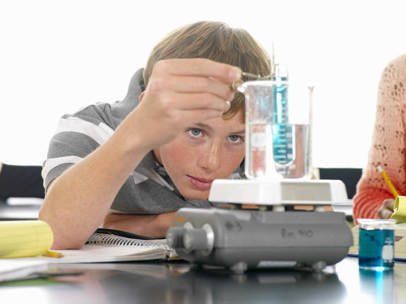 西方人,儿童,一个人,坐,横图,室内,白天,正面,纯洁,实验,仪器,桌子,杯子,书籍,欧洲,欧洲人,仅一个男性,仅一个人,握,阴影,服装,研究,透明,反射,分析,化学,测试,笔,镊子,烧杯,试管,液体,影子,实验室,研究室,办公用品,注视,休闲装,玻璃制品,文具,小孩,衣服,蓝色,玻璃瓶,瓶子,铅笔,学习用品,观察,看,仅一个小孩,休闲,功课,休闲服,器皿,可爱,童年,童趣,握着,服饰,作业,观看,文具用品,察看,关注,计量,童真,试验室,烂漫,无邪,玻璃仪器,试验耗材,实验用品,天真,男孩,男人,男性,白种人,孩子,玻璃杯,书,图书,坐着,半身,彩图,男生