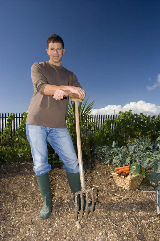 西方人,一个人,农民,农田,站,笑,交叉,微笑,露齿笑,竖图,室外,白天,正面,庄稼,农作物,竹子,鞋子,欧洲,欧洲人,仅一个男性,仅一个人,仅一个中年男性,一双,阴影,竹制,服装,裤子,编织,光线,篮子,影子,雨鞋,雨靴,耕田,云,云朵,云彩,注视,牛仔裤,休闲装,靴子,衣服,蓝色,白云,蓝天,天空,阳光,竹篮,天,观察,看,站着,休闲,休闲服,搭,服饰,晴朗,观看,竹条,交织,察看,竹制品,搭着,关注,胶鞋,种田,农具,犁,农人,耕具,穿插,男人,男性,中年男性,白种人,晴空,农夫,站立,彩图,全身,耕地,庄稼田