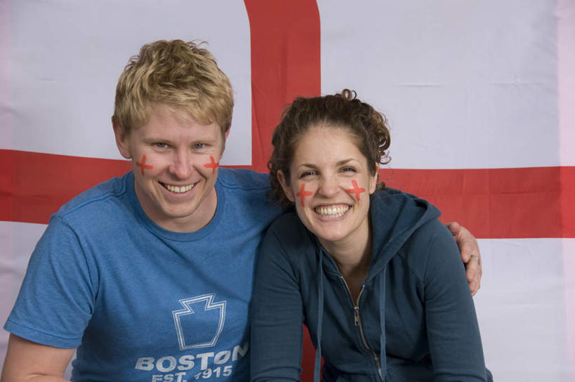 西方人,两个人,坐,笑,微笑,露齿笑,横图,室内,白天,正面,抽象,爱情,绘画,旗帜,国旗,欧洲,欧洲人,阴影,服装,艺术,反射,彩绘,图案,影子,古典,浪漫,注视,休闲装,文化,衣服,红色,白色,观察,看,品味,休闲,概念,温暖,温馨,休闲服,恩爱,搭,恋人,服饰,观看,美术,和睦,察看,高雅,搭着,关注,美学,图文,男人,男性,年轻男性,年轻女性,女人,女性,白种人,情侣,旗,坐着,半身,彩图,涂鸦,圣乔治旗,圣乔治十字旗,英格兰国旗,伴侣,融洽