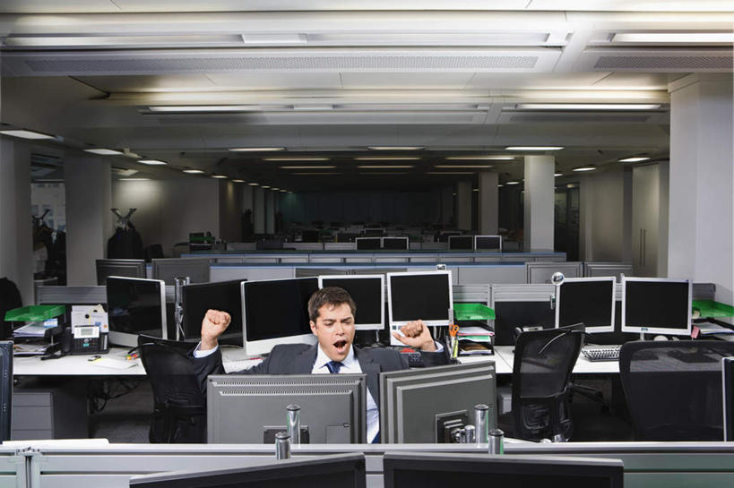 西方人,一个人,商务人士,商务男性,办公室,坐,举,横图,室内,白天,正面,衬衫,寂寞,电脑,显示器,鼠标,键盘,家具,桌子,照明,欧洲,欧洲人,仅一个男性,仅一个人,仅一个中年男性,一排,许多,阴影,套装,整齐,光线,网络,材料,档案,文件,影子,办公桌,灯光,领带,注视,输入设备,通讯设备,顶灯,灯,排列,资料,灯具,观察,看,托,台式电脑,观看,照亮,察看,象征,庄重,照明设备,队列,关注,文档,通信设备,商务装,身份,工薪阶层,输出设备,办公家具,正式,地位,摆列,呵欠,孤单,男人,男性,中年男性,白种人,白领,上班族,举起,举手,举着,向上举,向上伸,向上托,坐着,半身,彩图,衬衣,布列,分列