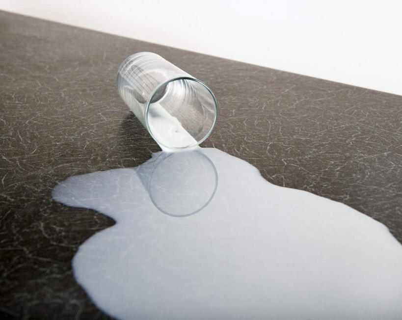 牛奶,无人,横图,俯视,室内,特写,白天,白色背景,杯子,阴影,反射,液体,影子,饮品,凌乱,营养,玻璃制品,饮料,水杯,摄影,影棚,混乱,乳制品,奶,牛乳,流淌,安神,纷乱,缭乱,庞杂,玻璃杯,彩图,高角度拍摄,影棚拍摄,拍摄