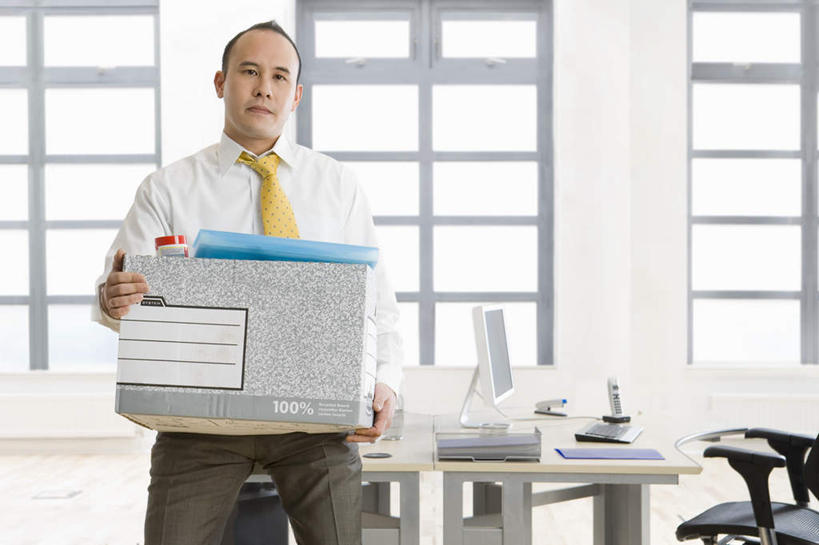 东方人,一个人,商务人士,商务男性,办公室,站,捧,横图,室内,白天,正面,衬衫,电脑,显示器,鼠标,键盘,窗户,家具,桌子,椅子,亚洲,仅一个男性,仅一个人,仅一个中年男性,阴影,套装,反射,网络,包装,材料,档案,文件,影子,纸箱,办公桌,领带,注视,黄种人,输入设备,通讯设备,玻璃窗,黄色,会议椅,容器,箱子,资料,观察,看,站着,台式电脑,观看,解雇,办公椅,察看,象征,庄重,关注,文档,纸板箱,通信设备,商务装,身份,工薪阶层,输出设备,包装箱,办公家具,正式,地位,商务椅,培训椅,开除,男人,男性,中年男性,亚洲人,白领,上班族,端,端着,捧着,手捧,站立,半身,彩图,衬衣