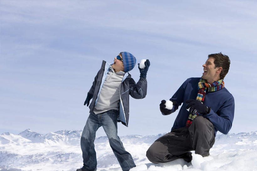 西方人,儿童,中年人,两个人,家庭,父亲,儿子,站,蹲,举,笑,微笑,露齿笑,横图,室外,白天,正面,旅游,度假,游戏,纯洁,美景,雪,大雪,帽子,欧洲,欧洲人,阴影,服装,装饰,光线,影子,积雪,景观,雪景,云,云朵,冬季,冬天,玩,云彩,注视,娱乐,小孩,衣服,蓝色,白云,蓝天,天空,阳光,自然,围巾,天,观察,看,托,站着,享受,休闲,温暖,温馨,父子,一家人,景色,放松,父爱,寒冷,可爱,童年,童趣,服饰,晴朗,围脖,观看,活动,羽绒服,保暖,华丽,点缀,和睦,察看,御寒,发泄,关注,消遣,智力,自然风光,打雪仗,童真,烂漫,无邪,宣泄,衬托,美观,雅致,雅观,棉帽,严寒,冬装,天真,男孩,男人,男性,中年男性,白种人,孩子,晴空,蹲着,举起,举手,举着,抛,扔,玩耍,嬉戏,向上举,向上伸,向上托,站立,半身,彩图,雪仗,融洽,男生