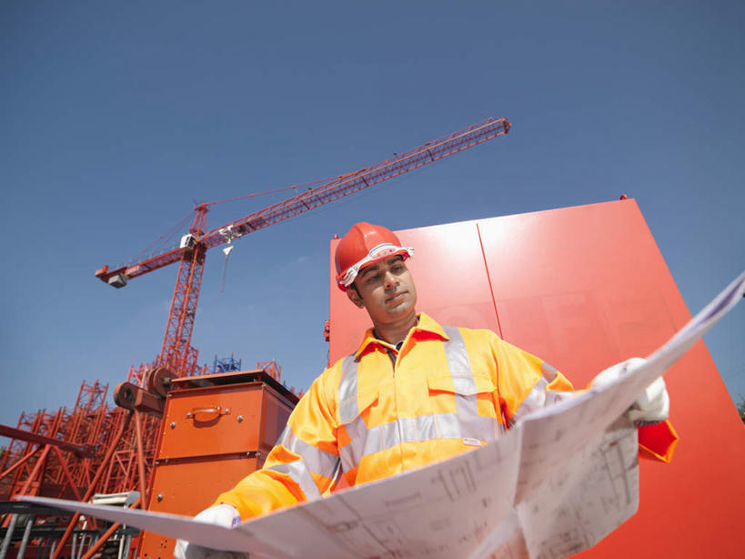 东方人,一个人,工程师,建筑工人,建筑师,站,横图,室外,白天,仰视,工作服,制服,技术,建筑,帽子,亚洲,仅一个男性,仅一个人,握,阴影,光线,头盔,图纸,影子,设计图,拿,拿着,注视,黄种人,设备,施工,仅一个年轻男性,蓝色,蓝天,天空,阳光,安全帽,建筑工地,天,观察,看,站着,机械,起重机,握着,晴朗,观看,工程,察看,关注,工程图,草图,蓝图,万里无云,地盘,建筑地盘,施工地盘,工作制服,男人,男性,年轻男性,亚洲人,设计,晴空,晴空万里,技师,建筑工,建筑设计师,站立,半身,彩图,低角度拍摄,工作套服,工地,安全服,反光背心,反光服,反光衣