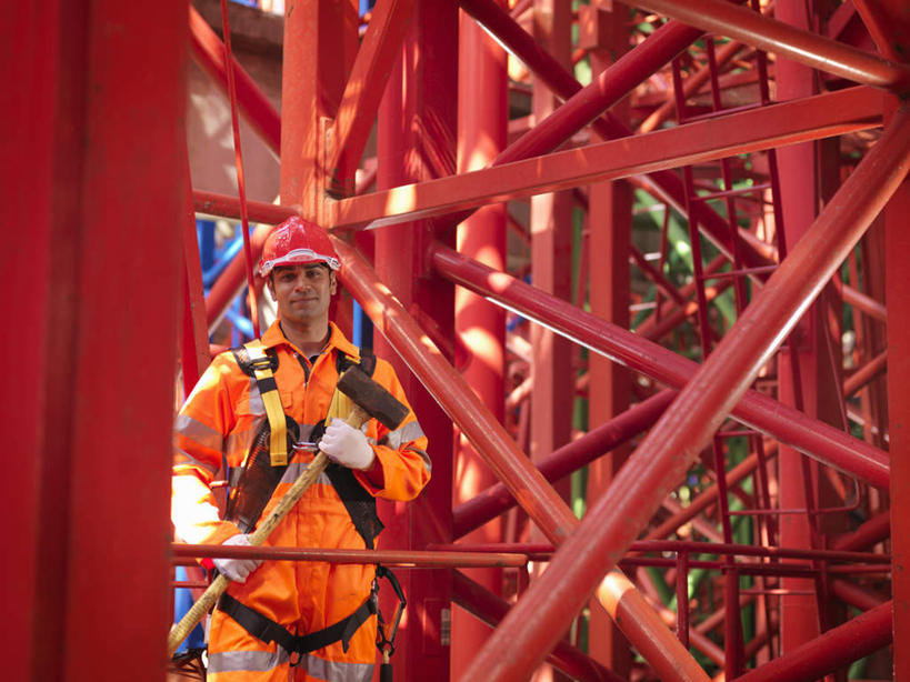 东方人,一个人,工程师,建筑工人,建筑师,站,横图,室外,白天,正面,工作服,制服,技术,建筑,帽子,亚洲,仅一个男性,仅一个人,敲打,握,锤子,工具,榔头,头盔,拿,拿着,注视,黄种人,设备,施工,仅一个年轻男性,安全帽,建筑工地,观察,看,站着,机械,起重机,握着,观看,五金,工程,察看,变形,紧固,关注,矫正,塑形,牢固,地盘,建筑地盘,施工地盘,工作制服,男人,男性,年轻男性,亚洲人,技师,建筑工,建筑设计师,站立,半身,彩图,工作套服,工地,安全服,反光背心,反光服,反光衣