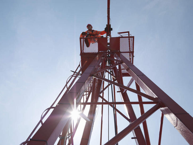 西方人,一个人,工程师,建筑工人,建筑师,站,横图,室外,白天,仰视,工作服,制服,技术,建筑,帽子,欧洲,欧洲人,仅一个男性,仅一个人,仅一个中年男性,阴影,光线,头盔,影子,注视,设备,施工,蓝色,蓝天,天空,阳光,安全帽,建筑工地,天,观察,看,站着,机械,起重机,晴朗,观看,工程,察看,关注,万里无云,地盘,建筑地盘,施工地盘,工作制服,男人,男性,中年男性,白种人,晴空,晴空万里,技师,建筑工,建筑设计师,站立,彩图,低角度拍摄,全身,工作套服,工地,安全服,反光背心,反光服,反光衣