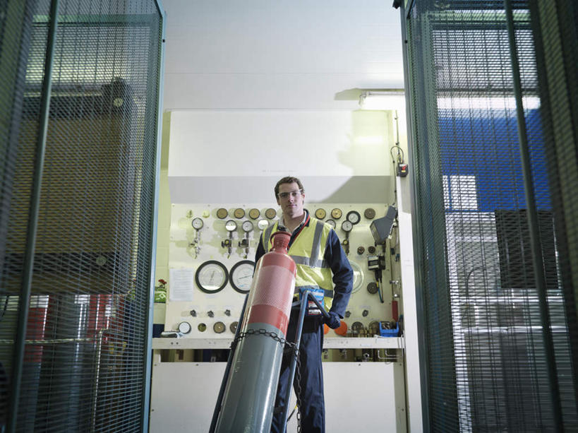 西方人,一个人,码头,站,推,横图,室内,白天,仰视,工作服,制服,港口,欧洲,欧洲人,仅一个男性,仅一个人,标志,数字,文字,字符,指针,注视,标识,仅一个年轻男性,容器,观察,看,站着,阿拉伯数字,观看,储藏,天然气,察看,储存,关注,仪表盘,煤气罐,有机物,工作制服,甲烷,无色,无味,可燃冰,沼气,男人,男性,年轻男性,白种人,站立,半身,彩图,低角度拍摄,工作套服,摆渡口,埠头,渡口,渡头,港湾,海港,货运码头,口岸,商港,安全服,反光背心,反光服,反光衣,贮存