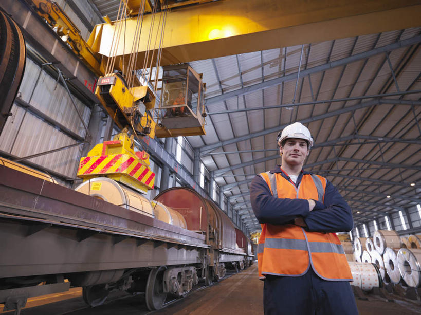 西方人,一个人,码头,站,双手交叉,横图,室内,白天,仰视,工作服,制服,技术,港口,建筑,路,铁路,火车,帽子,欧洲,欧洲人,仅一个男性,仅一个人,头盔,轨道,集装箱,交通,铁轨,注视,设备,货柜,车,施工,工人,仅一个年轻男性,安全帽,箱子,交通工具,观察,看,站着,机械,起重机,运输,观看,工程,察看,双手抱胸,关注,载具,物流,工作制服,男人,男性,年轻男性,白种人,站立,半身,彩图,低角度拍摄,工作套服,摆渡口,埠头,渡口,渡头,港湾,海港,货运码头,口岸,商港,安全服,反光背心,反光服,反光衣