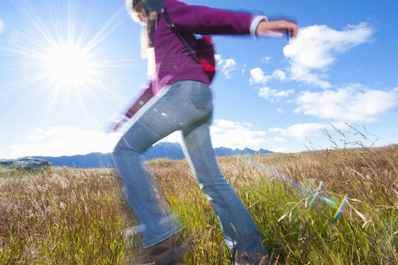 西方人,一个人,走,横图,室外,白天,仰视,旅游,探险,草地,草坪,植物,欧洲,欧洲人,仅一个年轻女性,仅一个女性,仅一个人,阴影,服装,裤子,光线,包,影子,云,云朵,云彩,旅行包,牛仔裤,休闲装,刺激,草,衣服,蓝色,绿色,白云,蓝天,天空,阳光,背包,天,享受,休闲,休闲服,服饰,晴朗,惊险,户外运动,考察,旅游包,冒险,年轻女性,女人,女性,白种人,晴空,步行,散步,走路,半身,彩图,低角度拍摄,眩光,双肩包