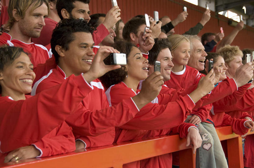 西方人,观众,体育馆,栏杆,运动场,站,举,笑,微笑,露齿笑,横图,室外,白天,正面,锻炼,快乐,比赛,运动,竞争,相机,欧洲,欧洲人,握,服装,围栏,看台,许多人,拿,拿着,注视,休闲装,娱乐,体育场,护栏,座位,拍照,衣服,红色,数码相机,观察,看,托,站着,一群人,休闲,休闲服,握着,摄影,服饰,观看,察看,体育运动,关注,运动馆,坐位,体育,男人,男性,年轻男性,年轻女性,女人,女性,中年男性,中年女性,白种人,观赏人员,照相机,举起,举手,举着,向上举,向上伸,向上托,站立,半身,彩图,健身,照相