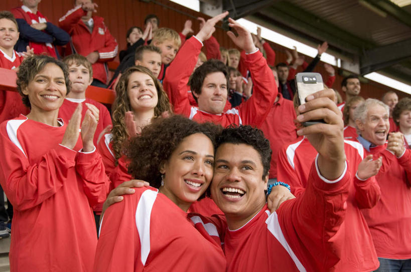 西方人,观众,体育馆,运动场,站,举,抱,笑,打电话,大笑,横图,室外,白天,仰视,爱情,锻炼,快乐,兴奋,比赛,运动,竞争,电话,手机,欧洲,欧洲人,服装,欢呼,看台,许多人,浪漫,注视,休闲装,娱乐,通讯设备,体育场,座位,拍照,衣服,红色,观察,看,托,站着,张嘴,一群人,休闲,温暖,温馨,休闲服,恩爱,恋人,摄影,服饰,抱着,观看,和睦,察看,喝彩,搂着,体育运动,关注,张大嘴巴,一部,哈哈大笑,运动馆,坐位,交流,体育,男人,男性,年轻男性,年轻女性,女人,女性,中年男性,中年女性,白种人,情侣,观赏人员,张开嘴,沟通,怀抱,举起,举手,举着,搂,搂抱,通话,相抱,向上举,向上伸,向上托,拥抱,站立,半身,彩图,低角度拍摄,健身,高兴,狂笑,照相,伴侣,融洽