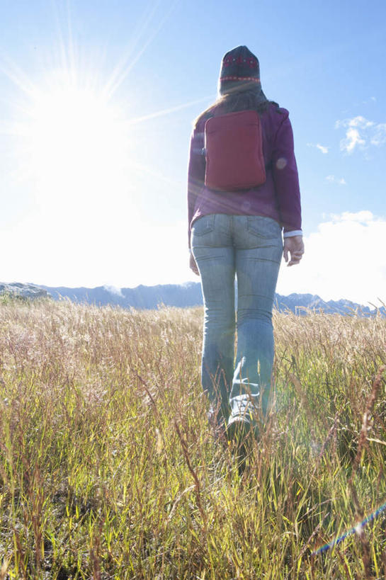 西方人,一个人,走,竖图,室外,白天,仰视,旅游,探险,草地,草坪,植物,欧洲,欧洲人,仅一个年轻女性,仅一个女性,仅一个人,阴影,服装,光线,包,影子,云,云朵,云彩,旅行包,休闲装,刺激,草,衣服,蓝色,绿色,紫色,白云,蓝天,天空,阳光,背包,天,享受,休闲,休闲服,服饰,晴朗,惊险,户外运动,考察,旅游包,冒险,年轻女性,女人,女性,白种人,晴空,步行,散步,走路,彩图,低角度拍摄,全身,双肩包