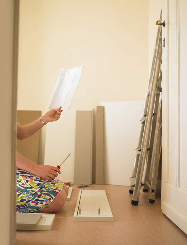 西方人,一个人,跪,攀登,竖图,室内,白天,侧面,金属制品,欧洲,欧洲人,仅一个年轻女性,仅一个女性,仅一个人,连接,握,组合,服装,金属,工具,木材,梯子,阶梯,墙,拿,拿着,休闲装,墙壁,墙面,木柴,衣服,休闲,休闲服,爬,握着,服饰,木料,上升,螺丝刀,起子,链接,五金,紧固,拼接,拼凑,人字梯,拼合,凑集,聚合,撮合,链结,牢固,改锥,登高,年轻女性,女人,女性,白种人,跪着,攀爬,半身,彩图