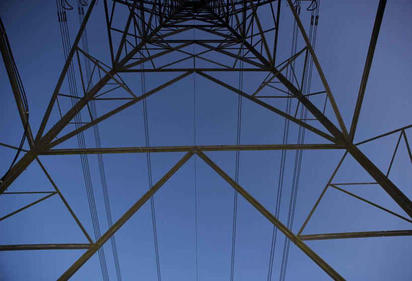 无人,横图,室外,白天,仰视,英国,欧洲,阴影,电力,光线,钢材,电缆,电线,影子,支架,电塔,英格兰,蓝色,蓝天,天空,阳光,天,能源,晴朗,支撑,资源,西欧,供电设备,大不列颠,高压电塔,高压输电线,大不列颠及北爱尔兰联合王国,万里无云,高压电线塔,高压塔,大不列颠联合王国,日不落英帝国,英吉利,赫特福德郡,晴空,晴空万里,彩图,低角度拍摄