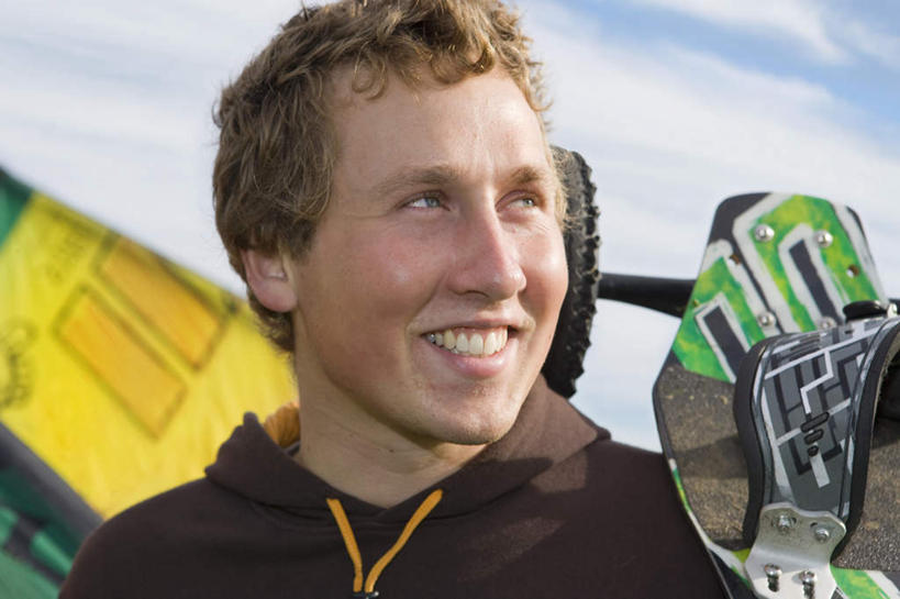 西方人,脸,头,脸颊,一个人,笑,微笑,露齿笑,横图,室外,特写,白天,仰视,锻炼,旅游,度假,运动,欧洲,欧洲人,仅一个男性,仅一个人,阴影,服装,光线,影子,云,云朵,云彩,注视,休闲装,娱乐,极限运动,肩膀,仅一个年轻男性,衣服,蓝色,白云,蓝天,天空,阳光,天,观察,看,享受,休闲,休闲服,放松,服饰,晴朗,观看,察看,关注,室外运动,户外运动,冲浪风筝,风筝冲浪,男人,男性,年轻男性,白种人,头部,脸部,脸蛋,面部,晴空,半身,彩图,低角度拍摄,健身