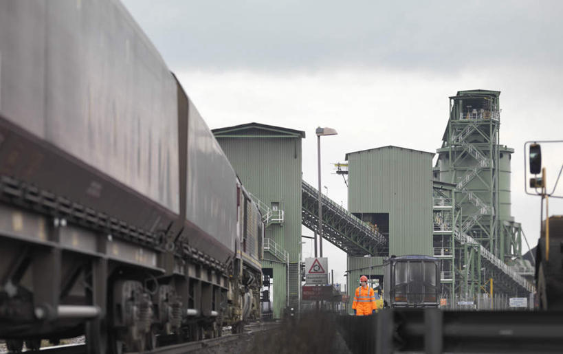 西方人,一个人,码头,站,横图,室外,白天,正面,工作服,制服,港口,卡车,路,铁路,帽子,欧洲,欧洲人,仅一个男性,仅一个人,头盔,云,云朵,轨道,集装箱,交通,铁轨,云彩,注视,仅一个年轻男性,蓝色,白云,蓝天,天空,安全帽,容器,交通工具,天,观察,看,站着,油罐,储油罐,运输,集装箱车,晴朗,观看,储藏,货车,察看,储存,关注,载具,货运车,工作制服,存油罐,贮油罐,男人,男性,年轻男性,白种人,晴空,载重汽车,站立,半身,彩图,工作套服,摆渡口,埠头,渡口,渡头,港湾,海港,货运码头,口岸,商港,安全服,反光背心,反光服,反光衣,贮存