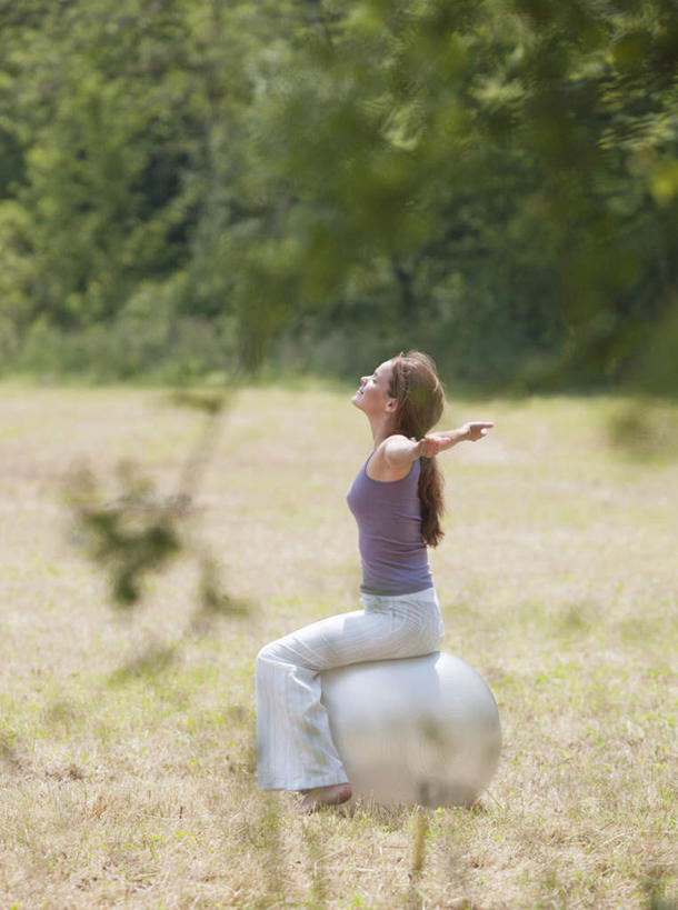 西方人,一个人,坐,闭眼,伸展双臂,竖图,室外,白天,侧面,草地,草坪,植物,欧洲,欧洲人,仅一个年轻女性,仅一个女性,仅一个人,阴影,服装,光线,影子,休闲装,草,树,树木,一个,衣服,绿色,阳光,自然,休闲,休闲服,健身球,服饰,生长,单个,成长,瑜伽球,昂首,年轻女性,女人,女性,白种人,闭眼睛,闭着眼,闭着眼睛,敞开双臂,伸开双臂,抬头,仰头,展开双肩,张开手臂,张开双臂,坐着,彩图,全身