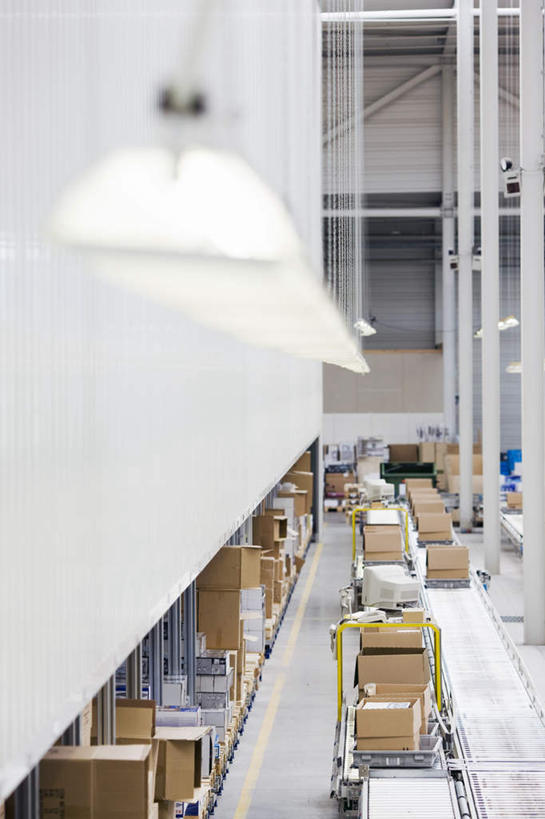 无人,竖图,俯视,室内,白天,照明,一排,许多,整齐,包装,纸箱,灯光,很多,仓库,吊灯,灯,排列,容器,箱子,灯具,照亮,照明设备,队列,纸板箱,包装箱,彩图,高角度拍摄,堆栈