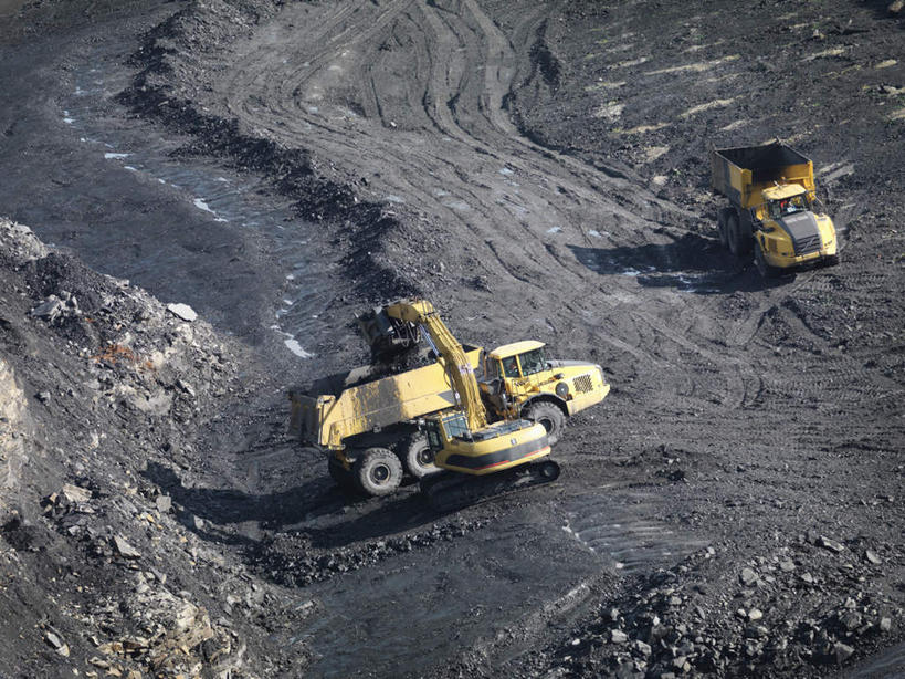 无人,横图,俯视,室外,白天,旅游,度假,煤炭,美景,汽车,英国,欧洲,阴影,光线,影子,景观,云,云朵,云彩,娱乐,苏格兰,车,蓝色,白云,蓝天,天空,阳光,自然,交通工具,天,享受,休闲,机械,工程车,景色,放松,能源,晴朗,挖掘机,燃料,西欧,自然风光,载具,煤,能量,大不列颠,挖土机,大不列颠及北爱尔兰联合王国,大不列颠联合王国,日不落英帝国,交通运输,农用机械,煤矿,矿业,化石燃料,苏格兰王国,晴空,彩图,高角度拍摄