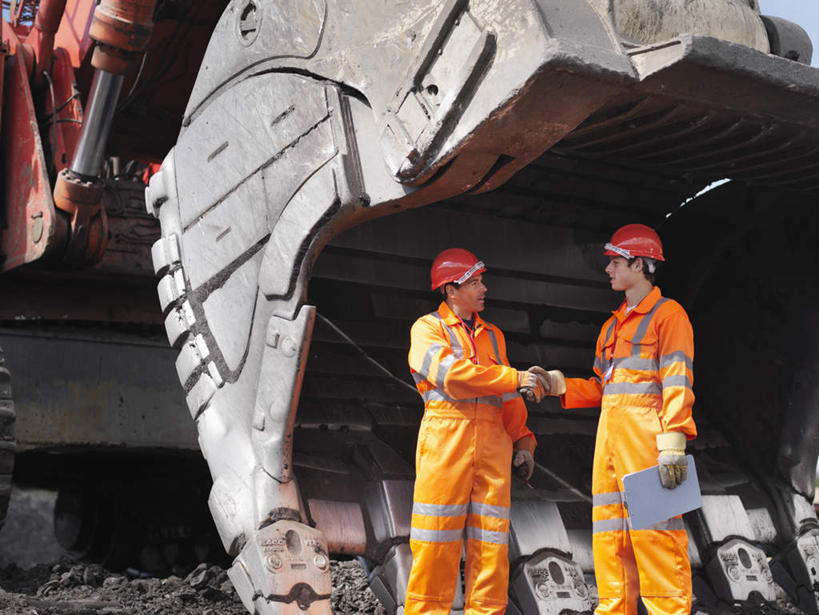 西方人,两个人,伙伴,朋友,站,握手,横图,室外,白天,正面,工作服,制服,友谊,合作,团队,煤炭,汽车,帽子,欧洲,欧洲人,一辆,握,阴影,光线,头盔,影子,拿,拿着,注视,相视,车,工人,红色,阳光,安全帽,交通工具,观察,看,站着,面对面,机械,橙色,工程车,战略,握着,能源,观看,对视,挖掘机,燃料,察看,互视,关注,载具,相对,煤,记录板,能量,挖土机,记事板,相看,矿工,联合,合谋,交通运输,农用机械,工作制服,煤矿,矿业,化石燃料,配合,协作,男人,男性,中年男性,白种人,搀手,拉手,手搀手,手拉手,手牵手,手握手,站立,半身,彩图,工作套服,矿山工人