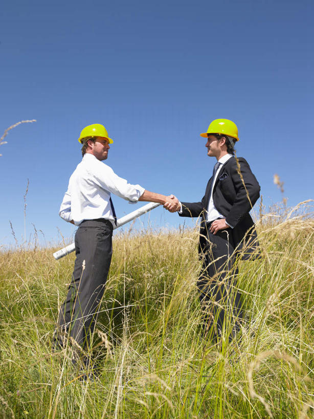 西方人,两个人,伙伴,朋友,商务人士,商务男性,站,握手,竖图,室外,白天,侧面,衬衫,友谊,合作,团队,草地,草坪,植物,帽子,欧洲,欧洲人,握,套装,头盔,图纸,设计图,拿,拿着,注视,手叉腰,草,蓝色,绿色,蓝天,天空,安全帽,天,叉腰,观察,看,站着,战略,握着,晴朗,观看,察看,关注,商务装,工程图,草图,蓝图,工薪阶层,万里无云,联合,合谋,配合,协作,男人,男性,年轻男性,白种人,白领,上班族,设计,晴空,晴空万里,搀手,拉手,手搀手,手拉手,手牵手,手握手,站立,彩图,全身,衬衣