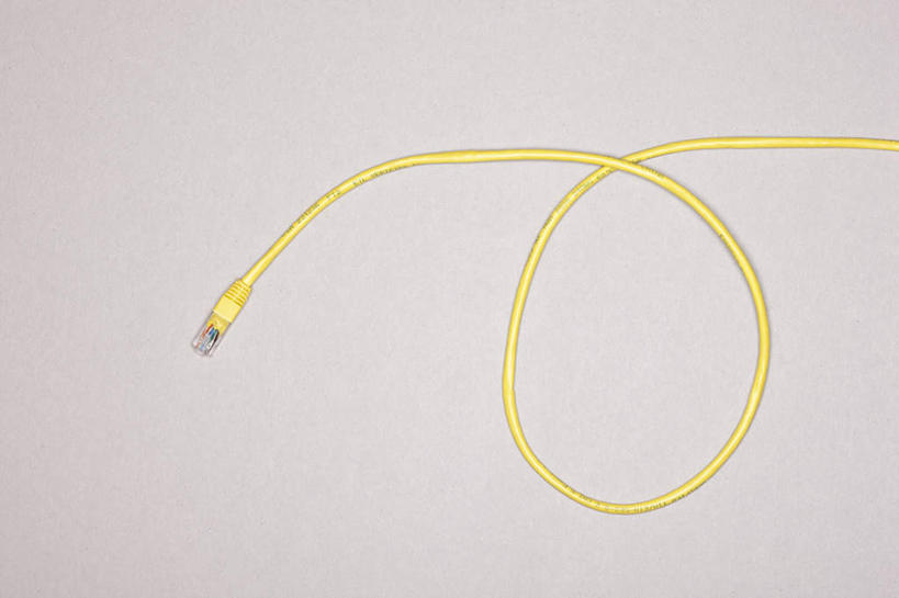 无人,横图,俯视,室内,特写,白天,通讯,数据,静物,一根,阴影,灰色背景,曲折,弯曲,反射,传输,影子,黄色,摄影,蜿蜒,影棚,网线,水晶头,线缆,彩图,高角度拍摄,影棚拍摄,拍摄