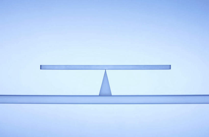 无人,横图,室内,特写,白天,正面,实验,仪器,桌子,静物,天平,阴影,蓝色背景,研究,反射,分析,化学,测试,影子,平衡,摄影,影棚,衡量,计量,试验耗材,实验用品,床上桌,懒人桌,秤,天平称,天平秤,彩图,影棚拍摄,拍摄