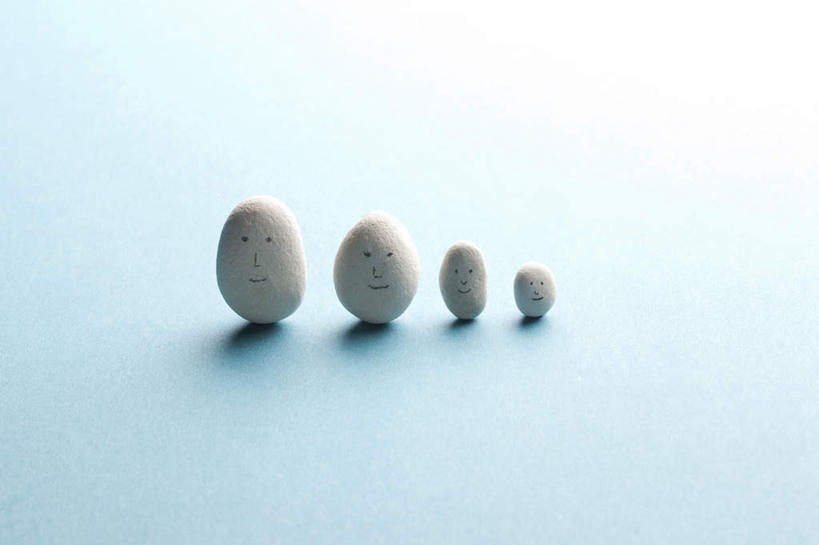 无人,横图,俯视,室内,特写,白天,石头,静物,一排,阴影,蓝色背景,整齐,反射,石子,影子,排列,鹅卵石,四块,摄影,影棚,队列,按摩石,石块,彩图,高角度拍摄,影棚拍摄,拍摄