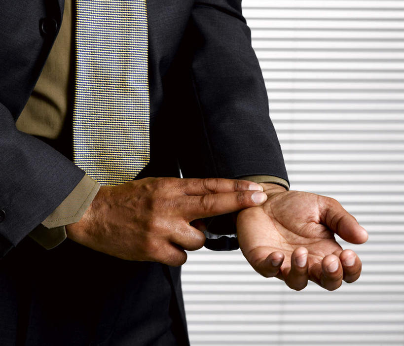 西方人,手,一个人,商务人士,商务男性,站,横图,室内,特写,白天,正面,衬衫,欧洲,非洲,黑人,欧洲人,双手,仅一个男性,仅一个人,仅一个中年男性,阴影,灰色背景,套装,反射,影子,领带,黄色,站着,手部,摄影,影棚,象征,庄重,商务装,身份,工薪阶层,把脉,正式,地位,切脉,评脉,男人,男性,中年男性,非洲人,白领,上班族,站立,半身,彩图,影棚拍摄,衬衣,拍摄