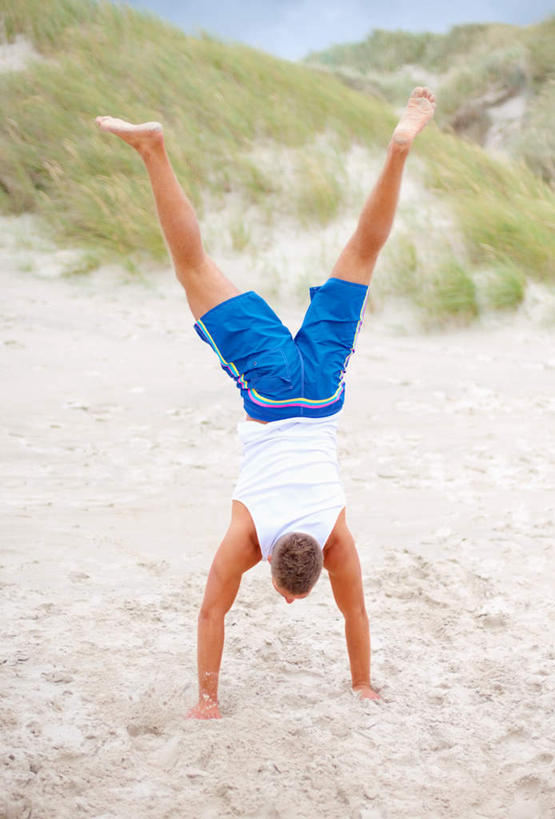 西方人,腿部,脚,脚趾,脚趾甲,腿,一个人,跳,竖图,室外,白天,锻炼,运动,草地,草坪,沙滩,植物,欧洲,欧洲人,仅一个男性,仅一个人,撑,翻,服装,沙子,海岸,沙地,滚,休闲装,光脚,草,仅一个年轻男性,背面,衣服,蓝色,绿色,蓝天,天空,天,休闲,赤脚,休闲服,服饰,晴朗,翻跟斗,张开双腿,翻跟头,撑着,万里无云,展开双腿,翻筋斗,体育,男人,男性,年轻男性,白种人,脚指甲,海滩,晴空,晴空万里,卧,彩图,全身,健身,转体,伸展双腿